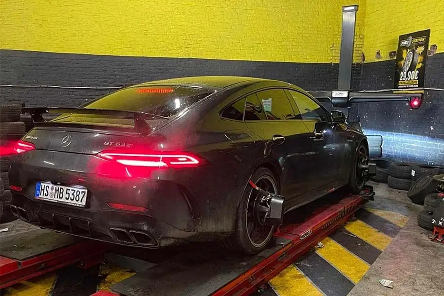 Atelier Pneu Station — Mercedes AMG GT 63 sur pont élévateur
