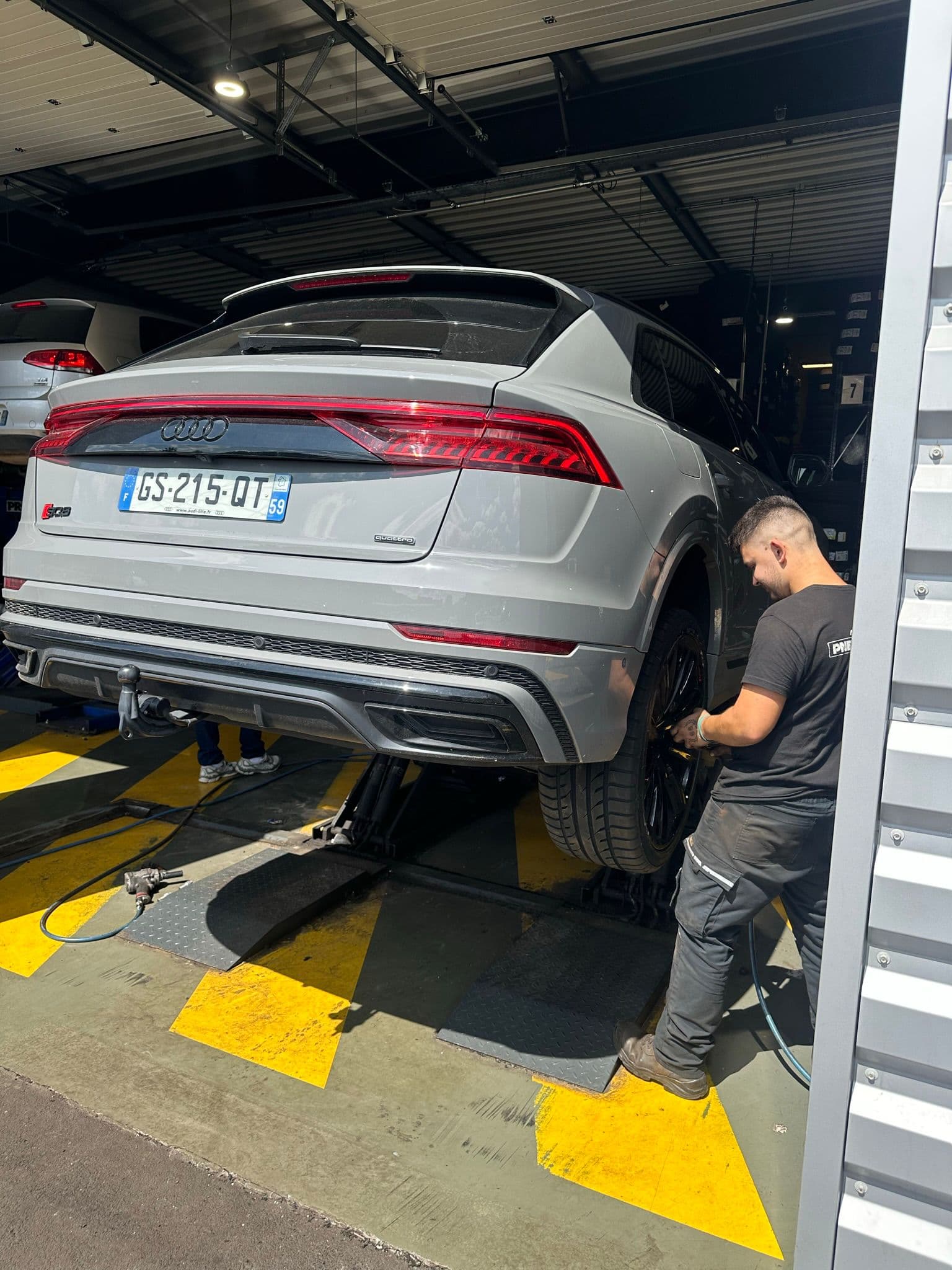 Montage pneu Audi Q8 sur pont elevateur en atelier Pneu Station