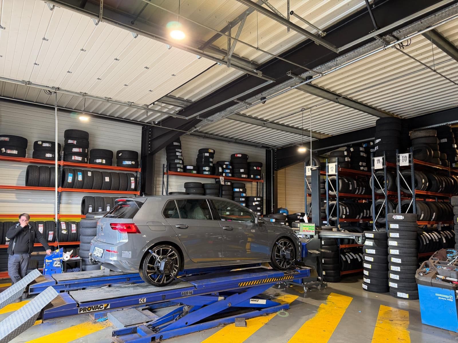 Stock de plus de 3000 pneus en atelier Pneu Station avec VW Golf R