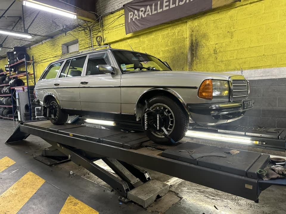 Réglage parallélisme et géométrie sur pont élévateur garage Pneu Station Béthune